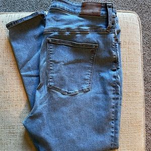 Madewell curvy roadtripper authentic jeans in benton wash: knee-rip edition
